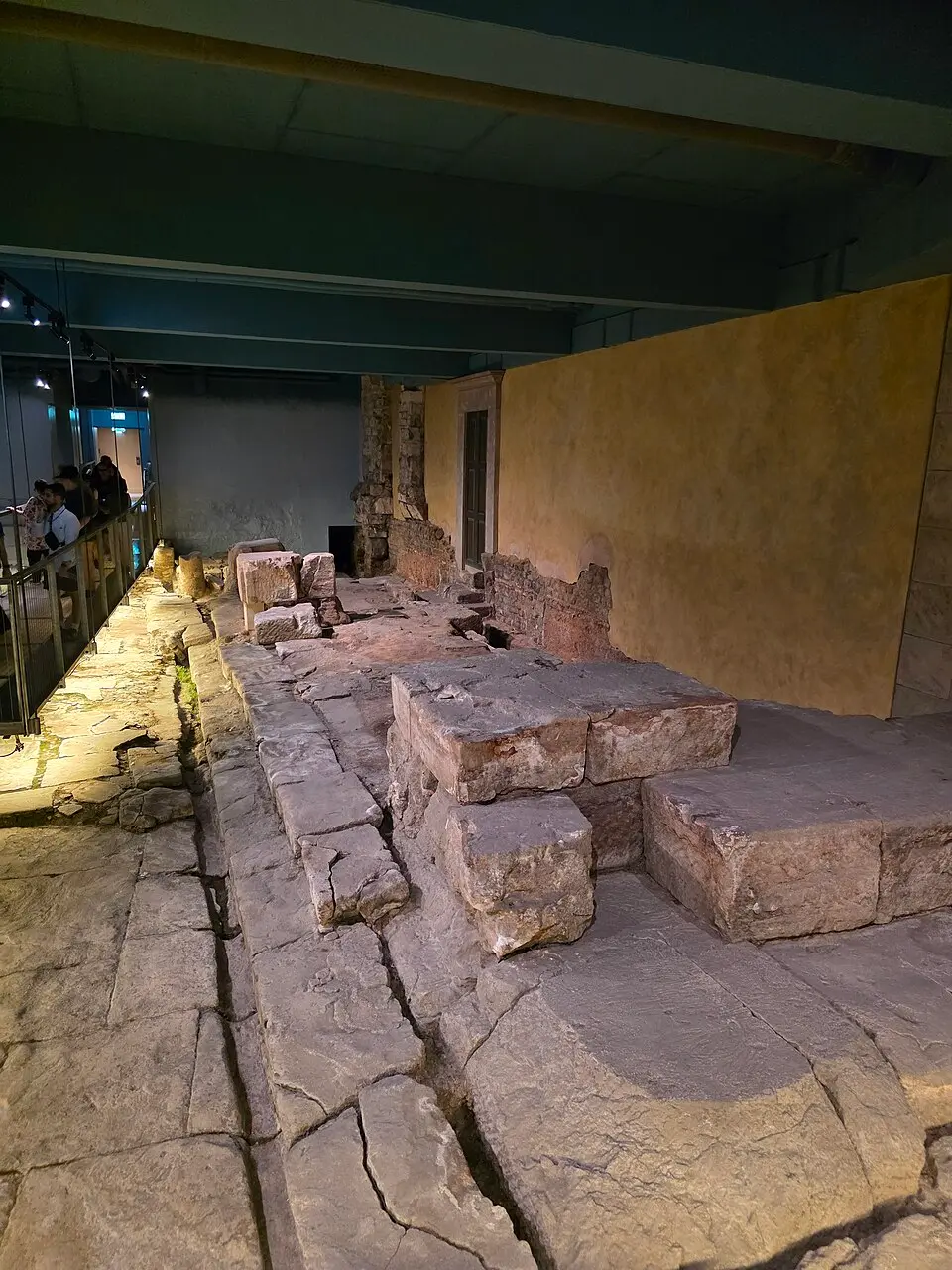 Kép: Frombowen · CC BY-SA 4.0 Bath, The Temple of Sulis Minerva (precinct)