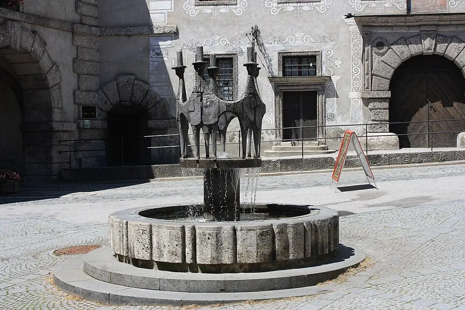 Bild: Foto: Christoph Waghubinger (Lewenstein) / Brunnen: Maximilian Stockenhuber · CC BY-SA 3.0 AT Bürgerbrunnen