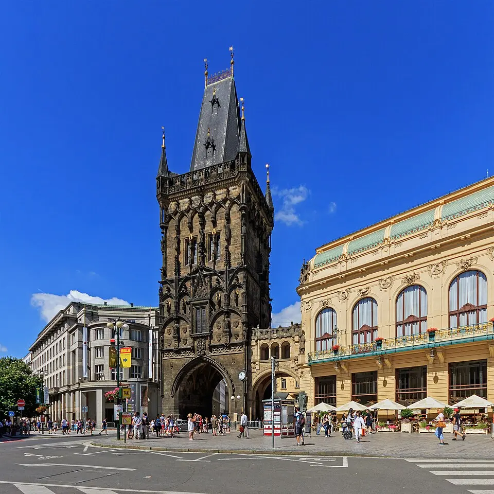 Prag: Ein Mittagszeichen mit Fahne und Kanone