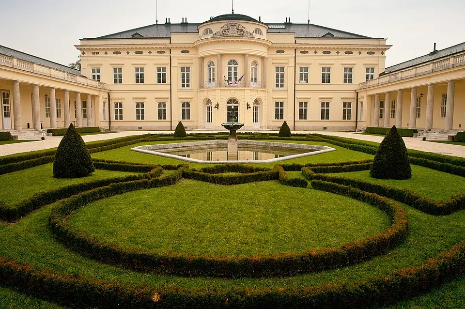 Bild: fm2 · CC BY-SA 2.5 HU Károlyi-kastély (Fehérvárcsurgó)