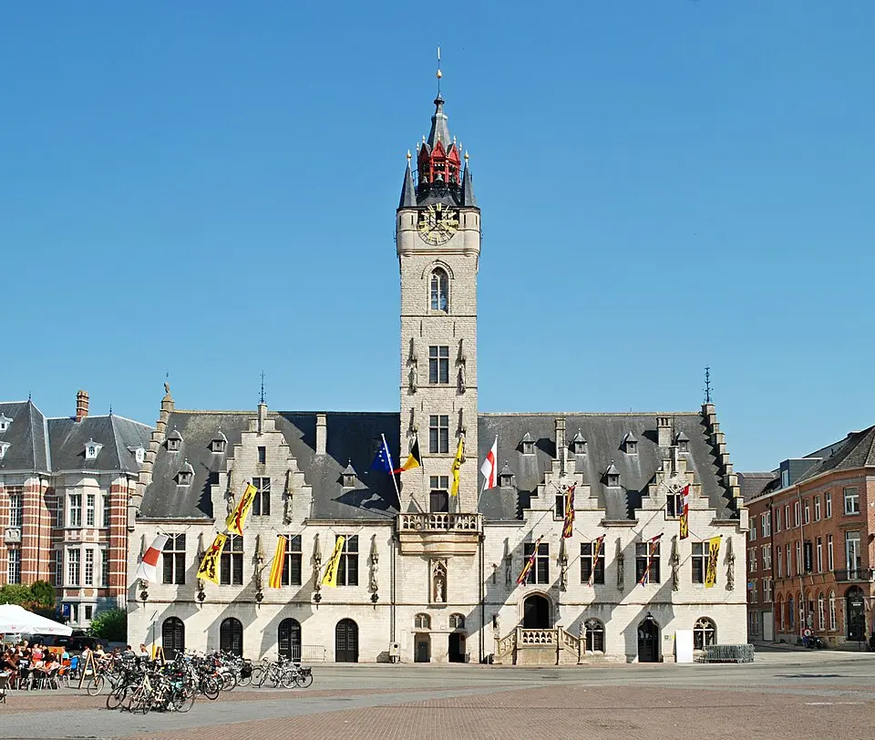 Bild: EmDee · CC BY-SA 4.0 Belfried Rathaus Dendermonde