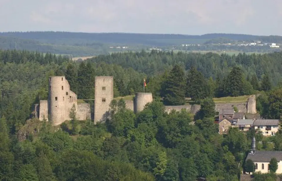 Kép: Norbert Rosskopp, Schönecken · Public domain Burg Schönecken