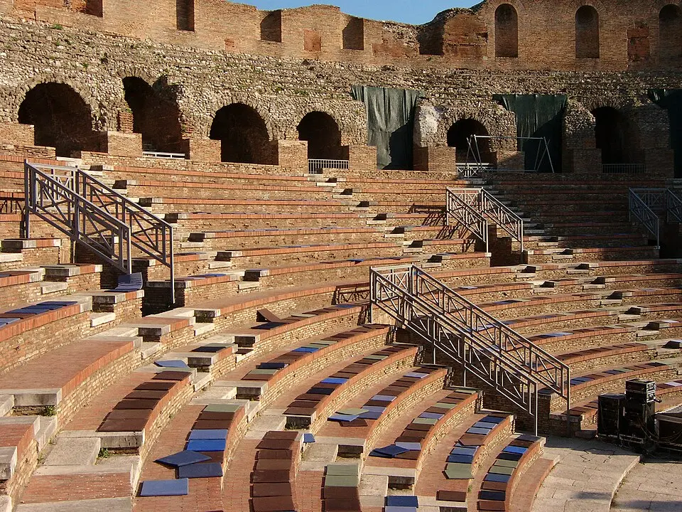 Bild: Simblek at Italian Wikipedia · Public domain teatro romano di Benevento