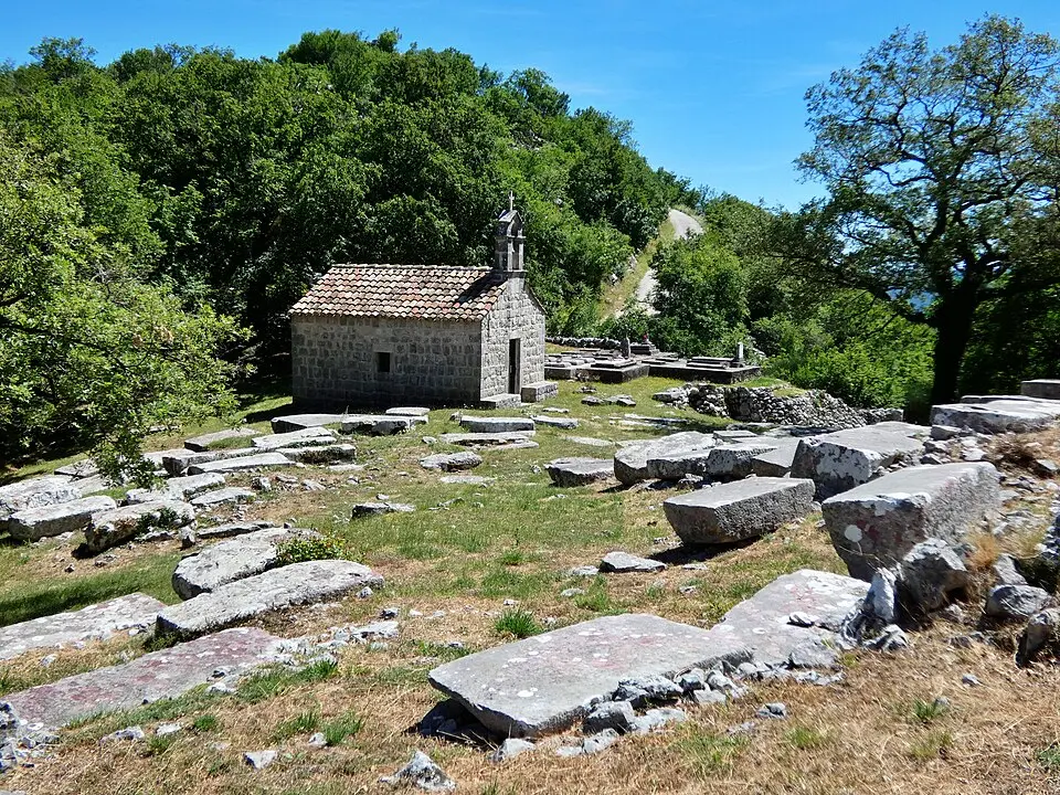 Bild: Ma▀▄Ga · CC BY 4.0 Groblje sa stećcima i crkvom sv. Barbare