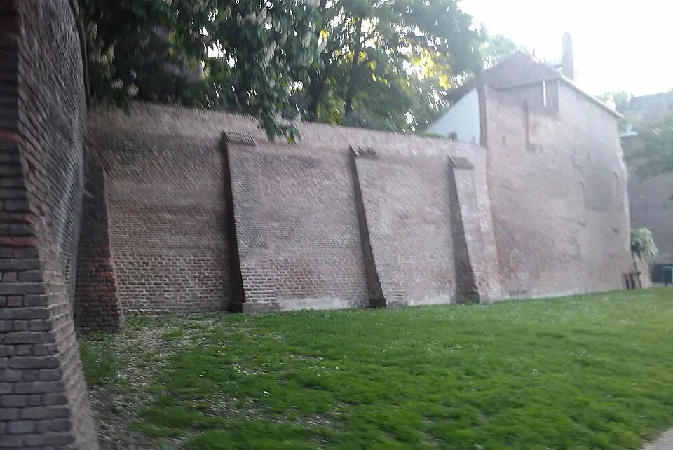 Deel middeleeuwse stadsmuur (binnenring)