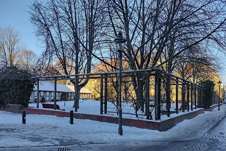 Viktoriaufer (südlich von Nr. 23), Friedhof und Fundamentreste der ehemaligen Moritzkirche, 15.-17. Jh. Viktoriaufer (südlich von Nr. 23), Jüdenstraße, , Steglitz-Zehlendorf, Denkmalbereiche (Ensembles)