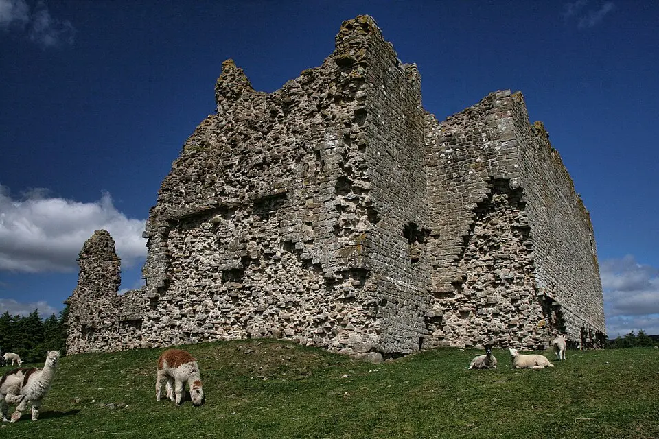 Bild: Peter McDermott · CC BY-SA 2.0 Bewcastle Castle