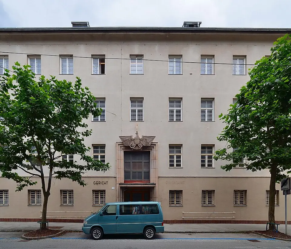 Bild: Herzi Pinki · CC BY-SA 3.0 AT Bezirksgericht und Amtsgebäude