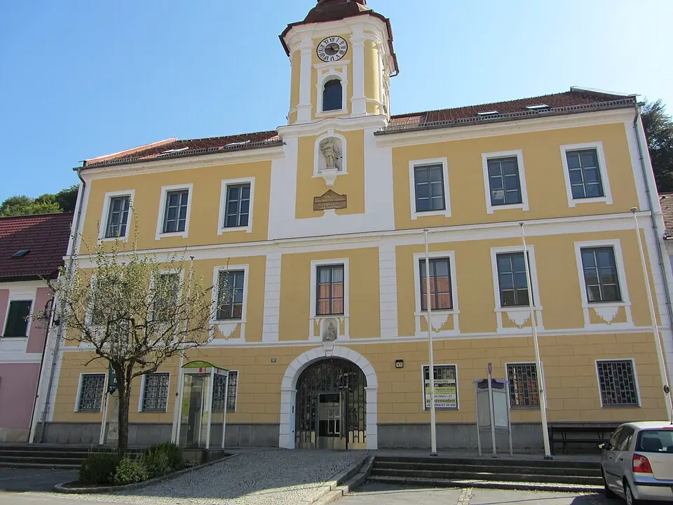 Bezirksgericht mit Steinpranger