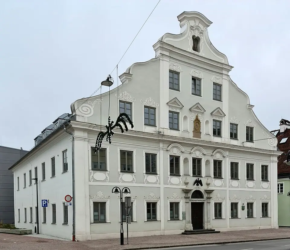 Bild: Ricardalovesmonuments · CC BY-SA 4.0 Bezirkshauptmannschaft, Falger-Haus, ehem. Gasthof zur Gemse