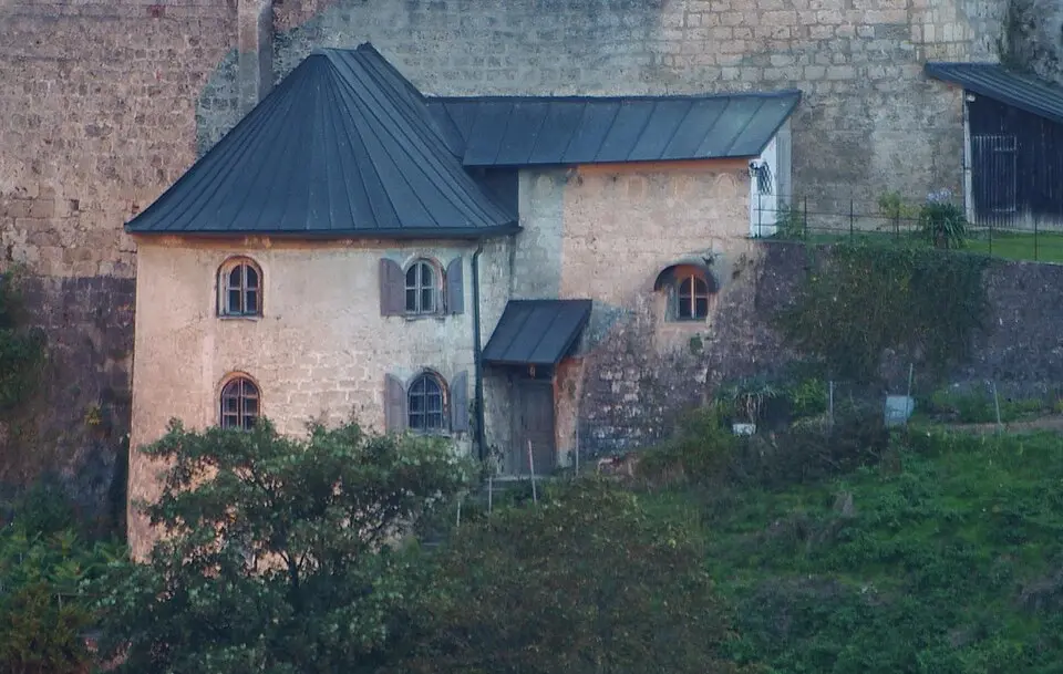 Bild: Blauer elephant · CC BY-SA 3.0 Ehemaliger Wehrturm an der Ostseite der spätmittelalterlichen Burgmauer
