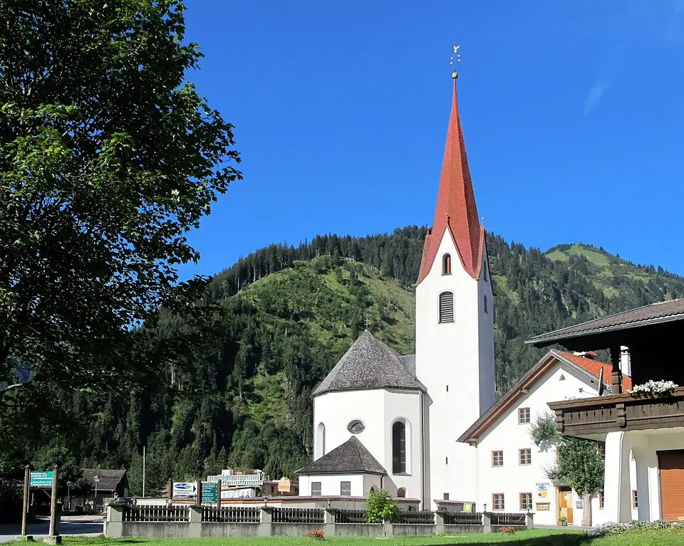 Kath. Pfarrkirche hl. Laurentius und Friedhof mit Kriegerdenkmal