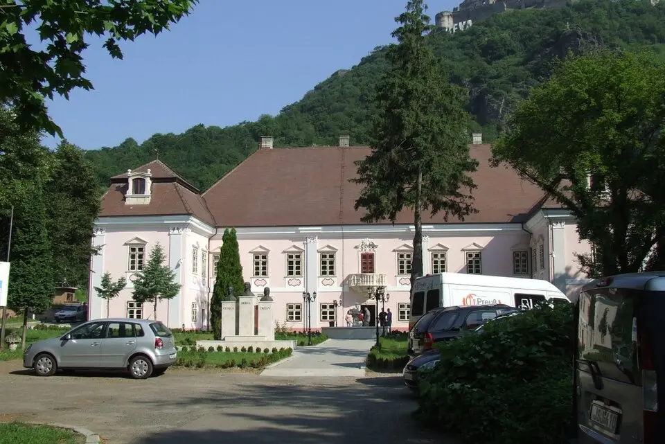 Image: Roamata · Public domain Hunedoara
