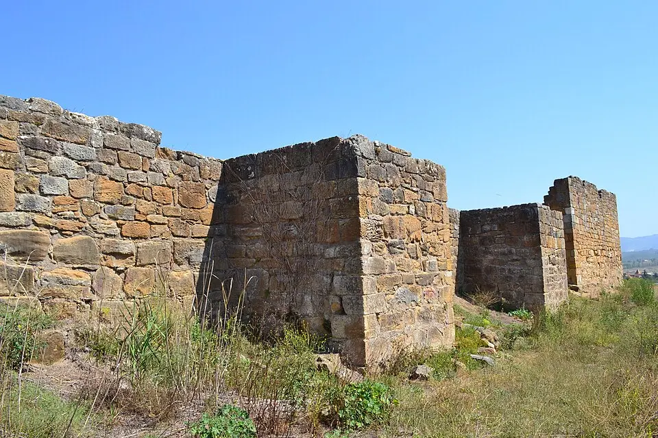 Bild: Celiaak · CC BY-SA 3.0 Castelo de Alcobaça