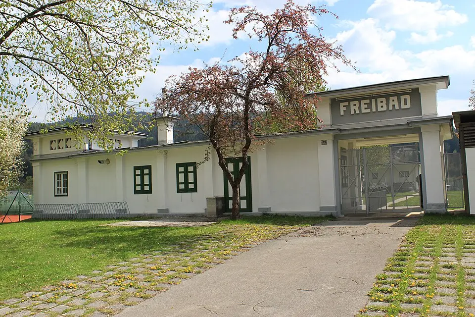 Bild: Neithan90 · Public domain Freibad