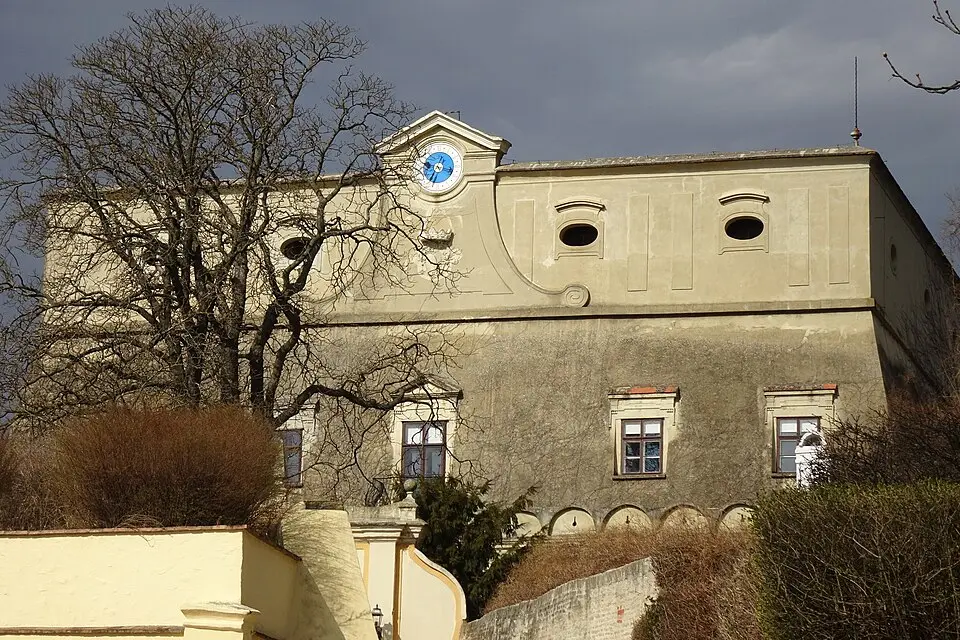 Gesamtanlage, Schloss Bockfließ samt Nebengebäuden (Meierhof, Schüttkasten, Falknerei)