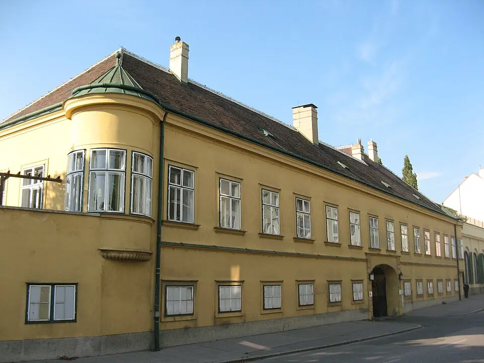 Obrázek: Buchhändler · CC BY-SA 3.0 Gesamtanlage, ehemalige Teile der Brauerei Schwechat (Brauhaus, ehem. Dieselzentrale, Gartenpavillon)