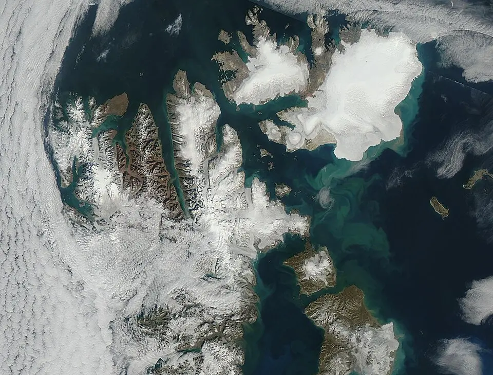 Bild: MODIS Land Rapid Response Team, NASA GSFC · Public domain Spitzbergen