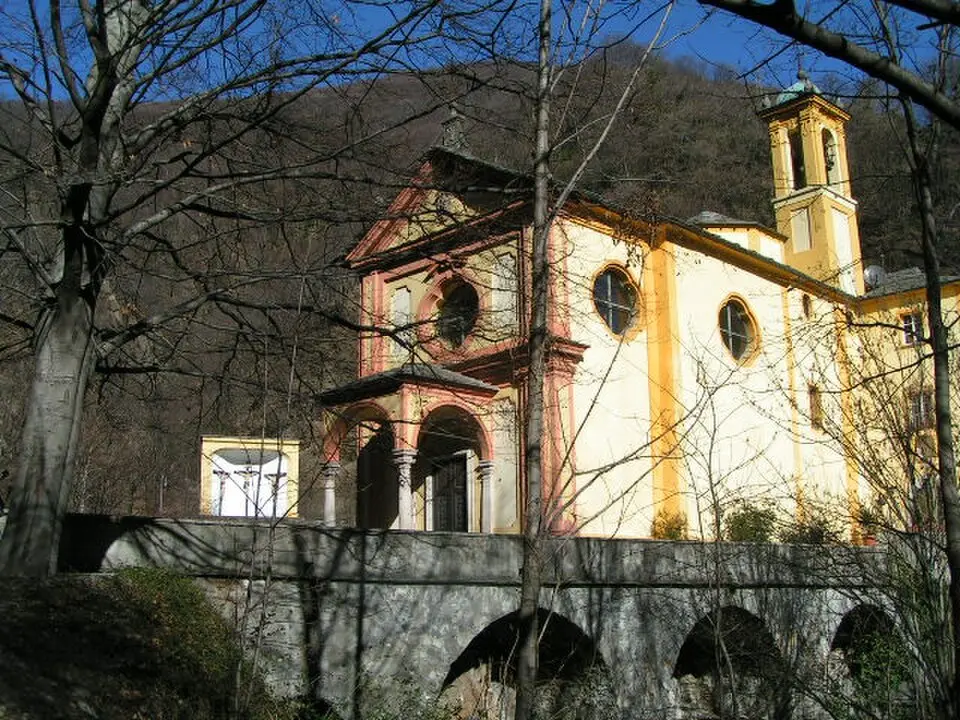 Wallfahrtskirche Santa Maria Addolorata del Sacro Monte di Brissago, mit Kreuzweg