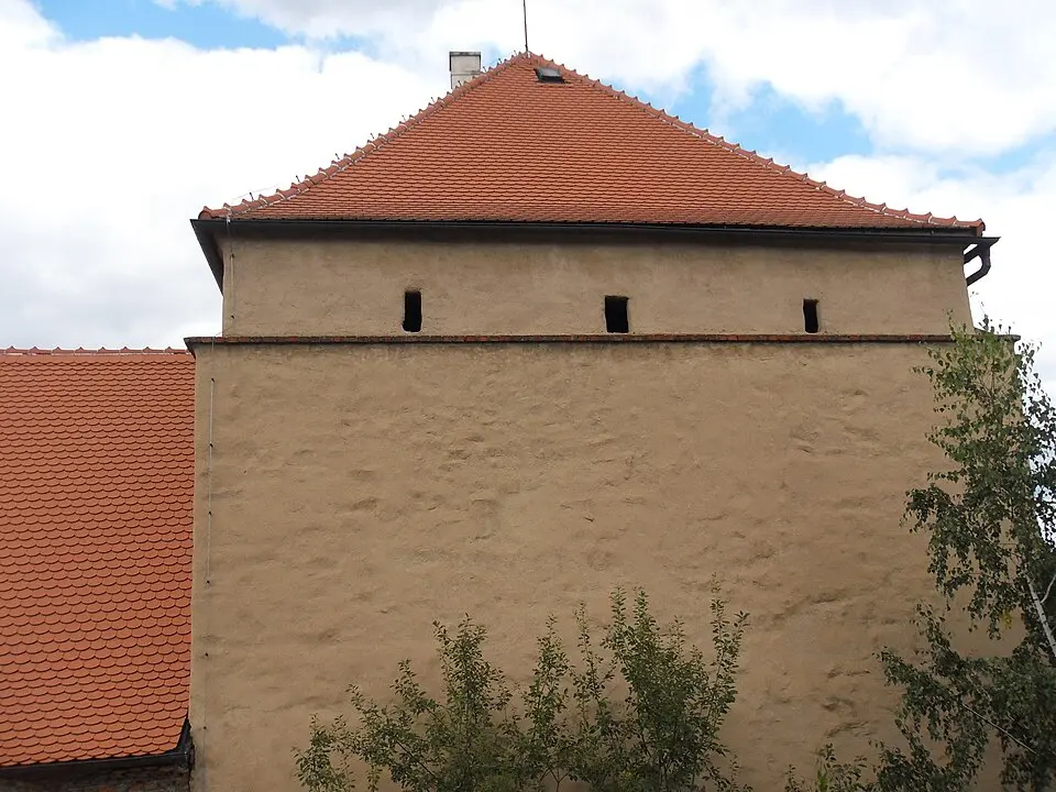 Bild: Harold · CC BY-SA 3.0 zadní palác s hranolovou věží