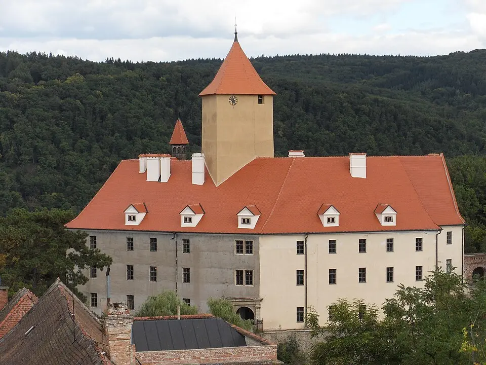 Bild: Harold · CC BY-SA 3.0 palác s břitovou věží
