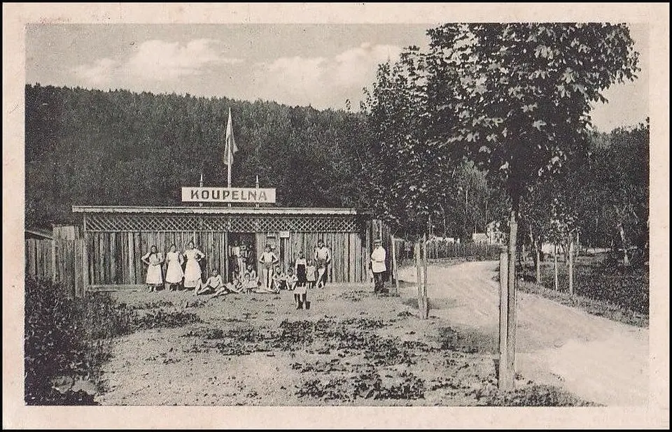 Obrázek: http://fotohistorie.cz/FullFoto.aspx?photoID=26358 · Public domain koupaliště v Mokré Hoře