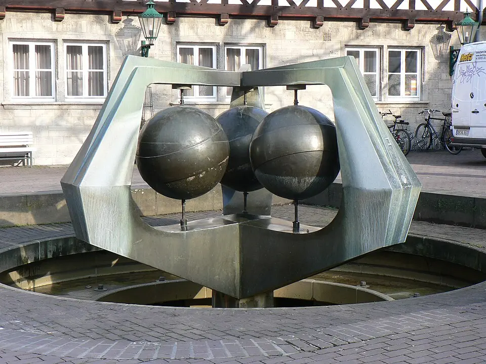 Bild: Guandalug · CC BY-SA 3.0 Ballhofbrunnen