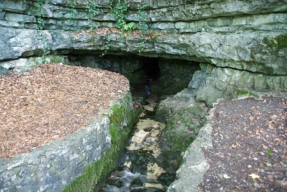 Bild: Karle3 · CC BY-SA 4.0 Brunnensteighöhle