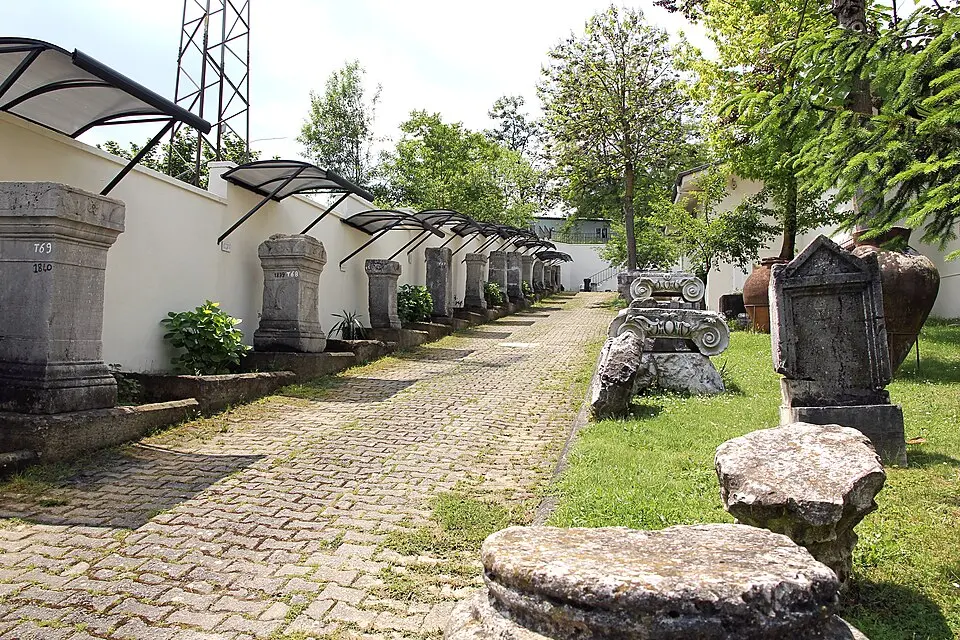Image: Ingeborg Simon · CC BY-SA 3.0 Konuralp Müzesi