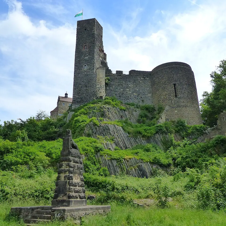 Sachgesamtheit Burg Stolpen, mit folgenden Einzeldenkmalen: zum Teil nur ruinös erhaltene Burganlage mit allen Bestandteilen, darunter Kasematte, Marstall, Hauptwache, Kornhaus, Renaissanceportal mit Wappen, Johannisturm (Coselturm), Schösserturm,