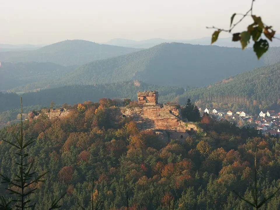 Obrázek: Rüdiger Kratz, St. Ingbert · CC BY-SA 3.0 Burg Drachenfels