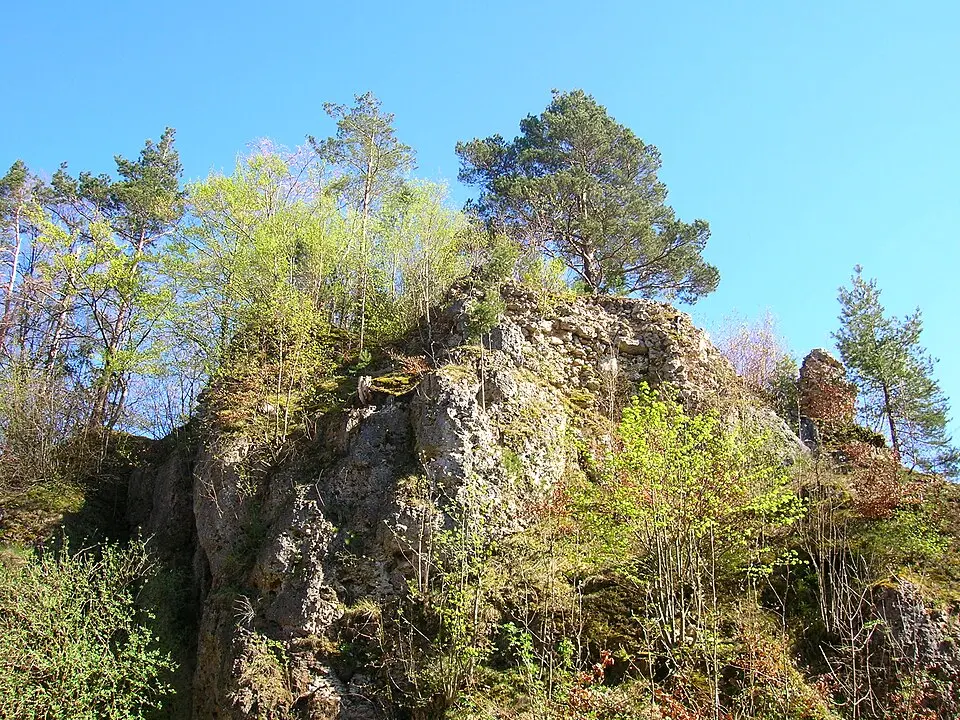 Immagine: Sven-121 at German Wikipedia · Public domain Burgruine Hauseck