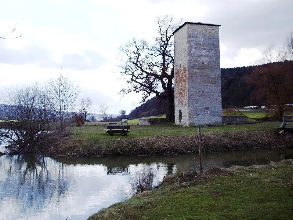 Immagine: --Rensi 22:06, 20. Mär. 2009 (CET) · Public domain Burg Rieshofen