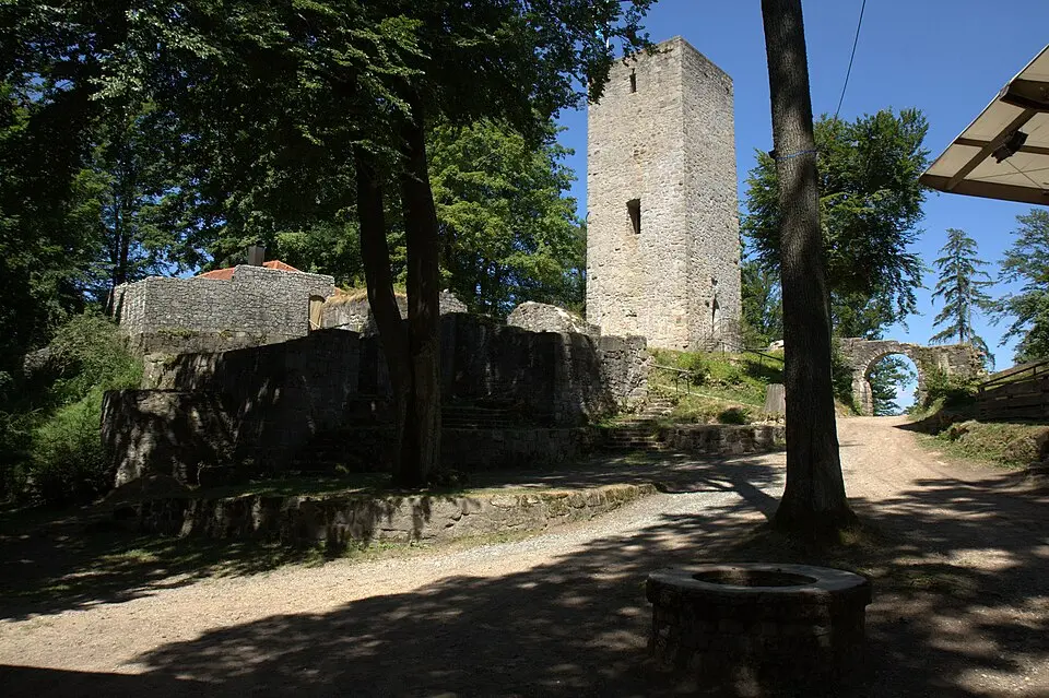 Bild: Sven-121 · Public domain Burg Schwarzenburg