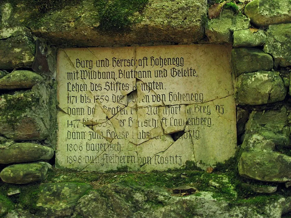 Slika: Gras-Ober · CC BY-SA 3.0 Gedenktafel auf dem Burgstall Hohenegg