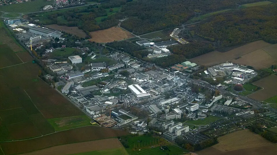 Bild: Brücke-Osteuropa · CC0 CERN