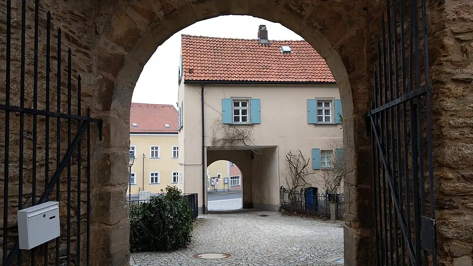 Obrázek: 5R-MFT · CC BY 4.0 Äußeres Torhaus der Burg