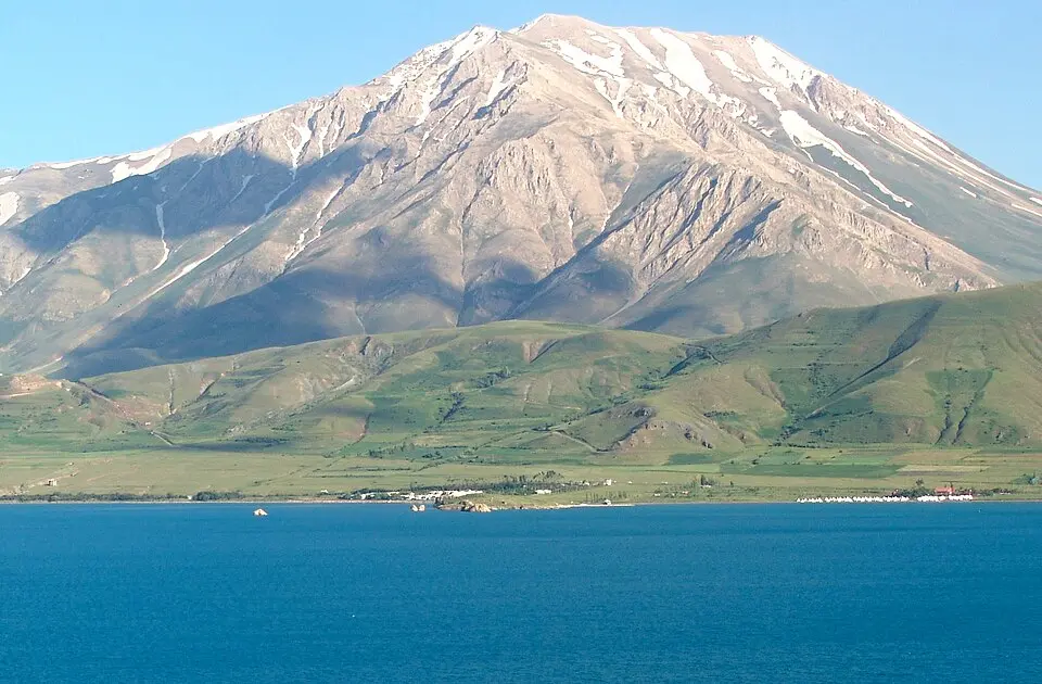 Mis en ligne par: EvgenyGenkin · CC BY 2.0 Kavuşşahap Dağları