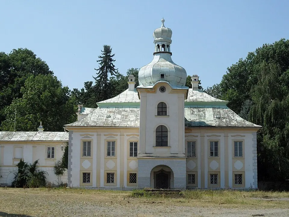Image: Stribrohorak · CC BY-SA 3.0 Úhrov Chateau