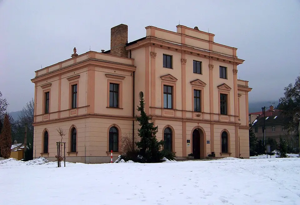Immagine: ŠJů (cs:ŠJů) · CC BY-SA 3.0 zámeček Řevnice