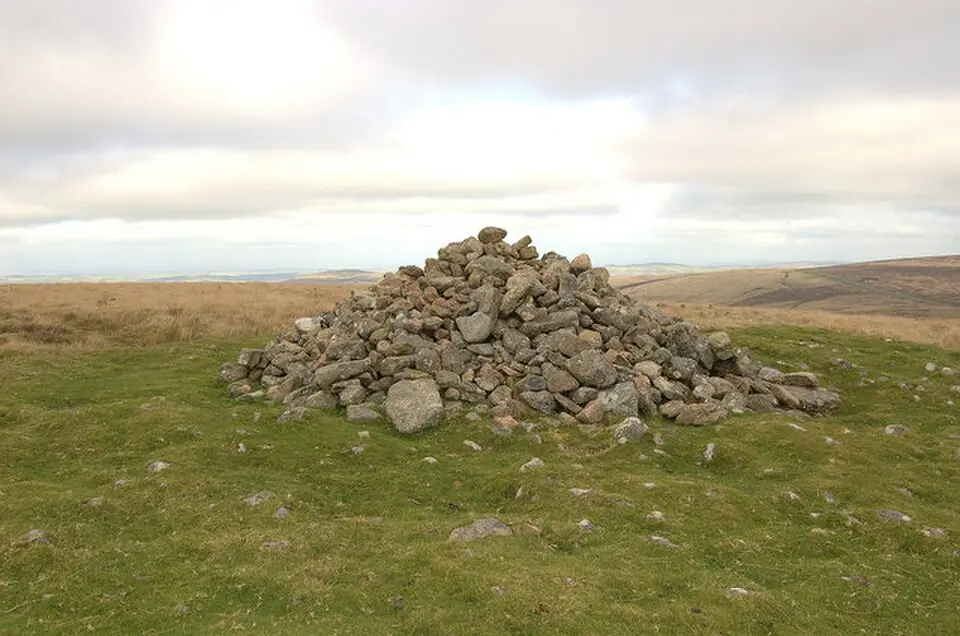 Obrázek: Andrew Hackney · CC BY-SA 2.0 Two cairns on the summit of Water Hill 450m north west of Warren House Inn