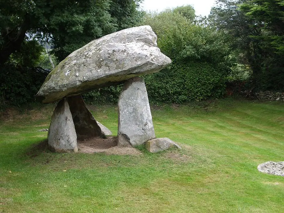 Bild: Lis Burke · CC BY-SA 2.0 Carreg Coetan Arthur