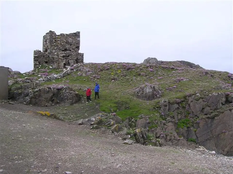 Bild: Kenneth Allen · CC BY-SA 2.0 Carrickabraghy Castle