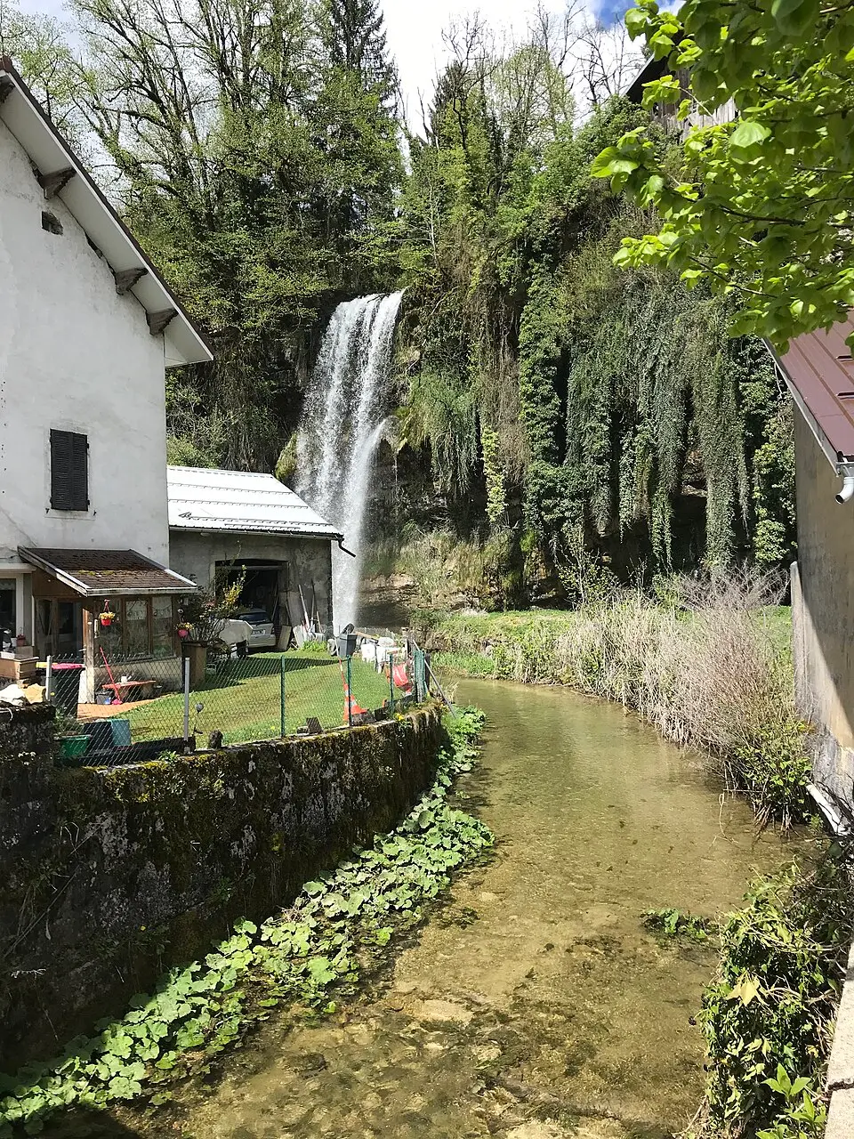 Obrázek: Antimuonium · CC BY-SA 4.0 cascade du moulin de Charix