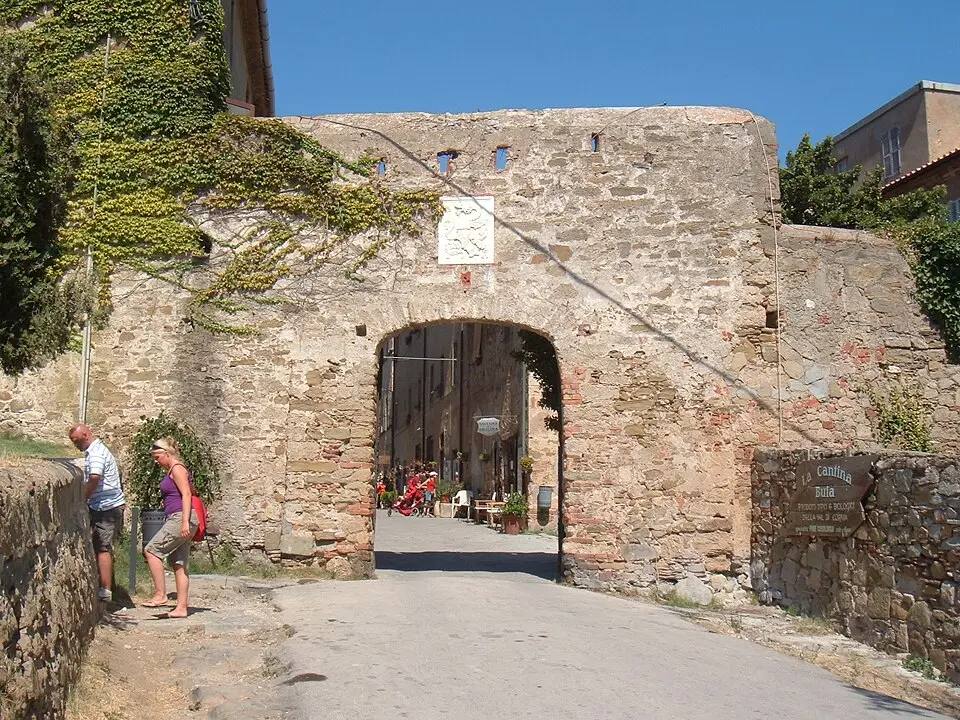 porta del Castello di Populonia