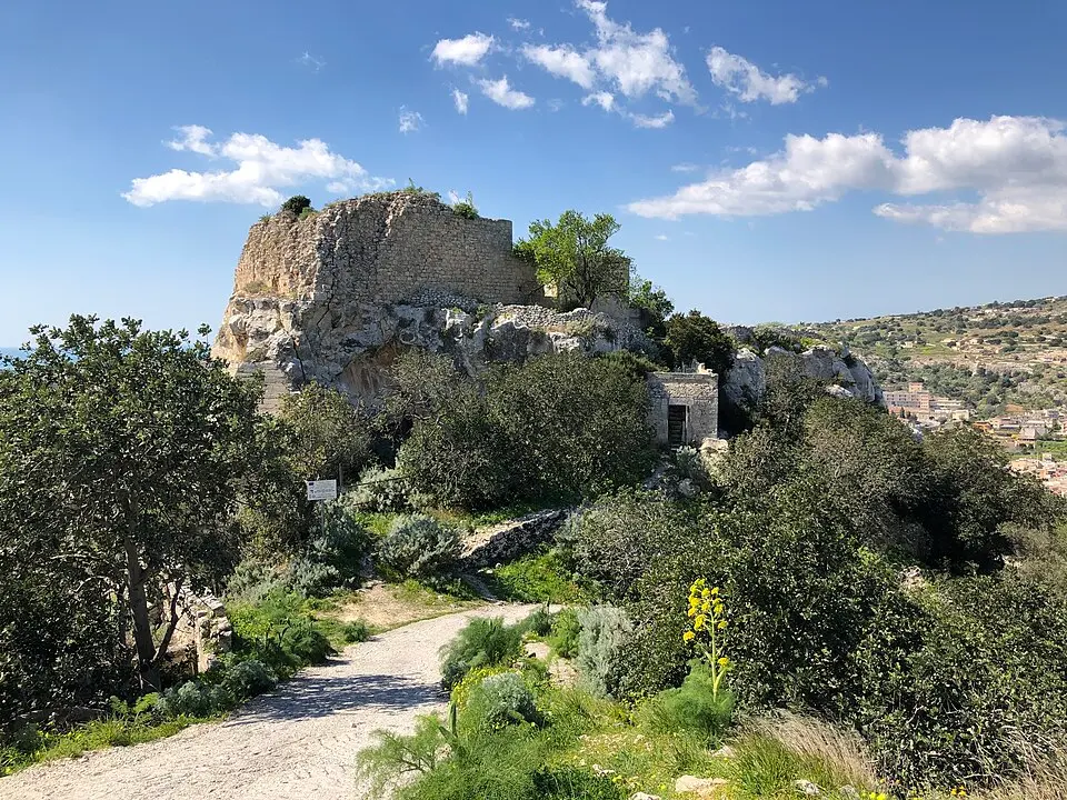 Bild: Davide Mauro · CC BY-SA 4.0 castello dei Tre Cantoni