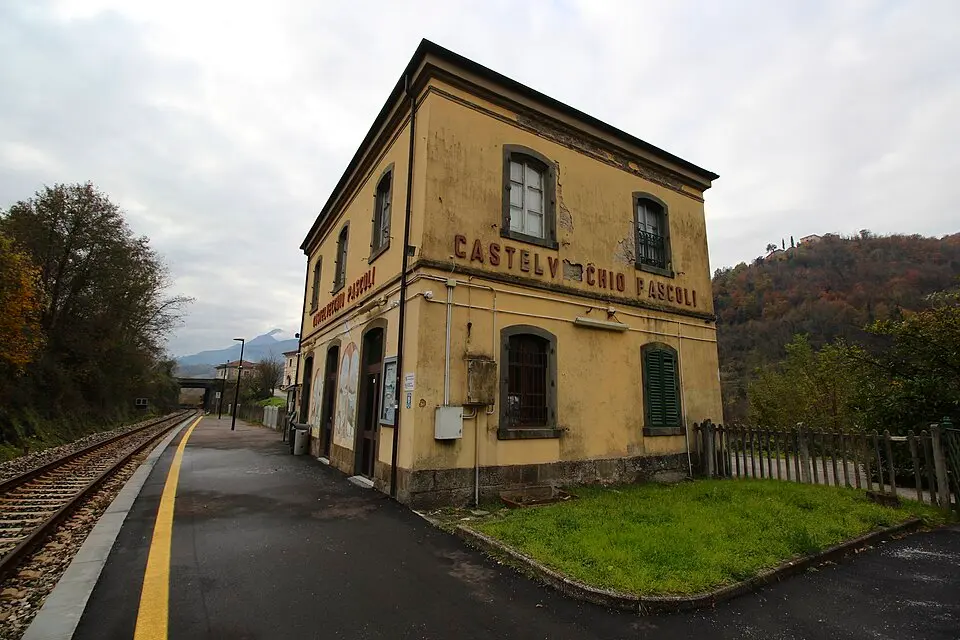 Bild: LigaDue · CC BY-SA 4.0 stazione di Castelvecchio Pascoli