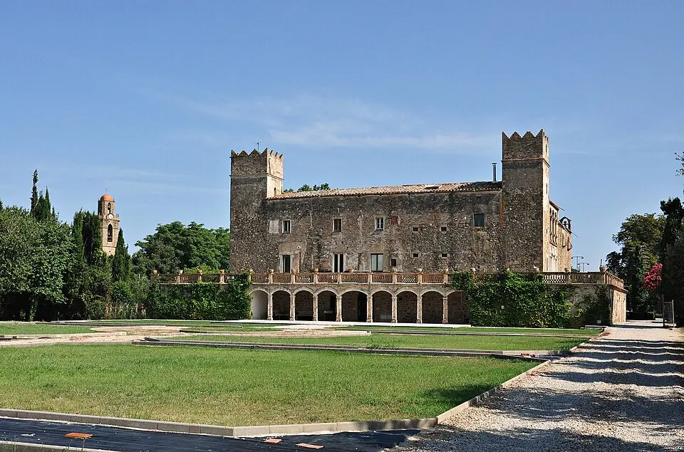 Castillo del Albergue Can Caramany)''