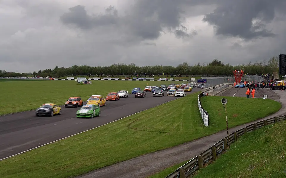 Bild: mattbuck (category) · CC BY-SA 3.0 Castle Combe Circuit