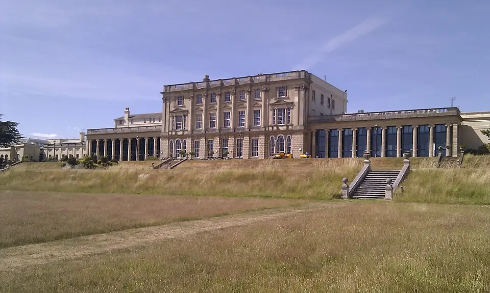 Image: Yablochko (talk) (Uploads) · CC0 Caversham Park